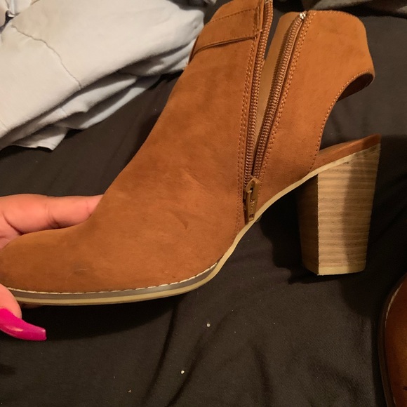 Heel cut out booties - Picture 2 of 4